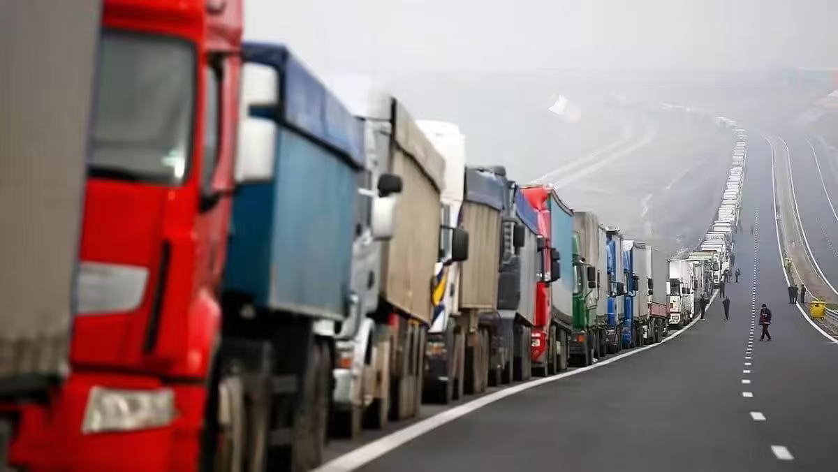 Крупномасштабные заторы на казахстанско-российской границе: почти 10 000 грузовиков застряли в Самарской области